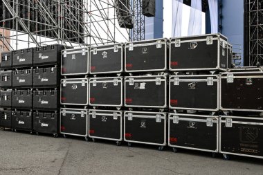 Müzik aletleri için kutular. Nakliye çantası. Konser ekipmanları için kutular. Parti organizasyonu