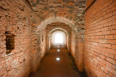 Tarihi yeraltı kırmızı tuğla geçidi eski şehrin altında