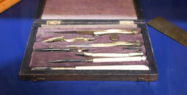 İki metal bölme ve bir metal çizim pusulayı içeren klasik çizim araçları kümesi