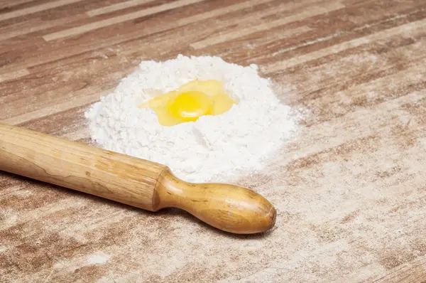 Ovo quebrado na farinha, meios de fazer pão — Fotografia de Stock