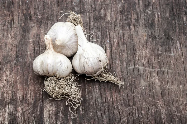 Organic garlic on wooden table — Stock Photo, Image