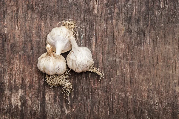 Alho orgânico na mesa de madeira — Fotografia de Stock