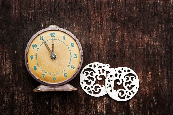 Vintage background with retro alarm clock on table — Stock Photo, Image