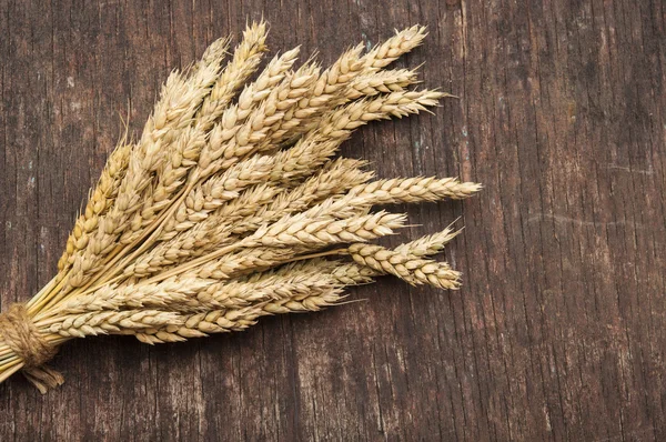 Copia l'immagine spaziale delle spighe di segale di grano su sfondo di legno cibo e — Foto Stock