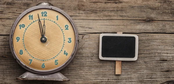 Vintage-Uhr und leere Tafel über Grunge-Hintergrund — Stockfoto