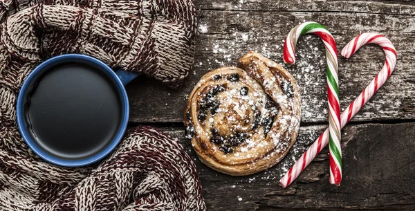 Tasse heißen Tee oder Kaffee mit Schal. Weihnachtsdekoration. — Stockfoto