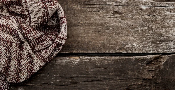 Handgemaakte gebreide wol sjaal op houten achtergrond — Stockfoto
