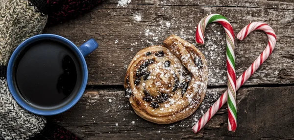 Taza de té caliente o café con bufanda. Decoraciones de Navidad . —  Fotos de Stock