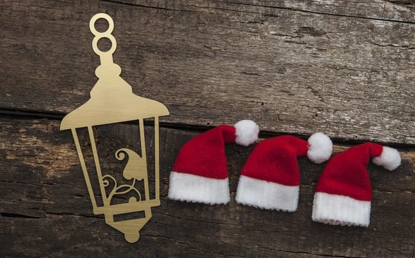Boże Narodzenie tło wakacje z kapeluszem Santa i dekoracje. — Zdjęcie stockowe