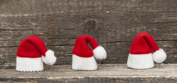 Fondo de vacaciones de Navidad con sombrero de Santa y decoraciones. — Foto de Stock