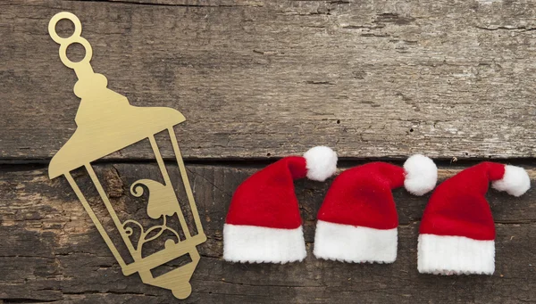Fondo de vacaciones de Navidad con sombrero de Santa y decoraciones. —  Fotos de Stock