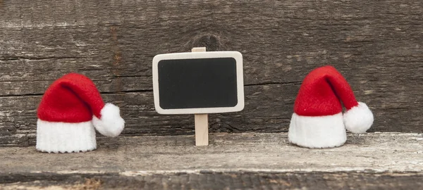 Natale sfondo vacanza con cappello di Babbo Natale e decorazioni. — Foto Stock