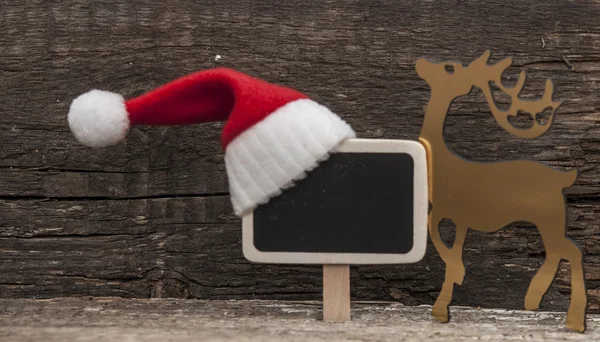Weihnachten Urlaub Hintergrund mit Weihnachtsmütze und Dekorationen. — Stockfoto