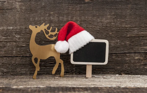 Fondo de vacaciones de Navidad con sombrero de Santa y decoraciones. — Foto de Stock