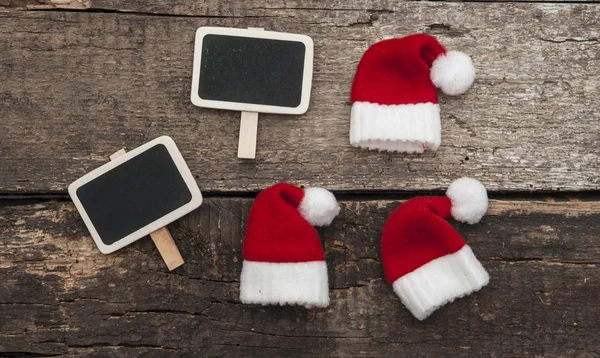 Natal fundo de férias com chapéu de Santa e decorações. — Fotografia de Stock