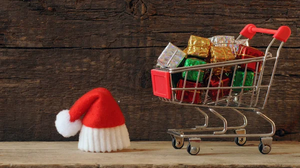 Natal fundo de férias com chapéu de Santa e decorações. — Fotografia de Stock