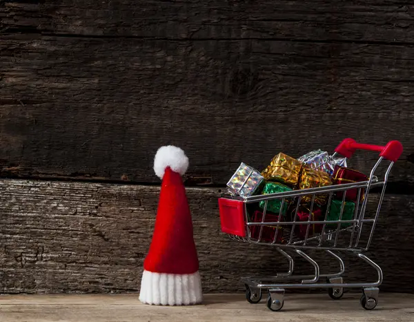 Natal fundo de férias com chapéu de Santa e decorações. — Fotografia de Stock
