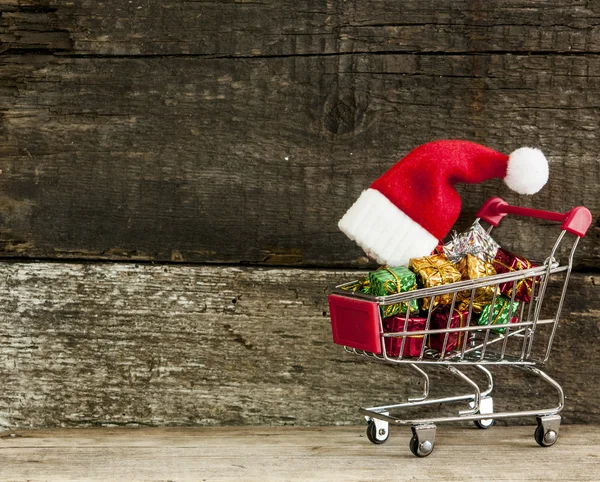 Natale sfondo vacanza con cappello di Babbo Natale e decorazioni. — Foto Stock