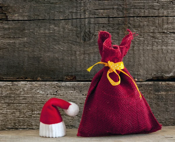 Natal fundo de férias com chapéu de Santa e decorações. — Fotografia de Stock