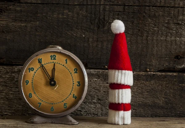 Natal fundo de férias com chapéu de Santa e decorações. — Fotografia de Stock