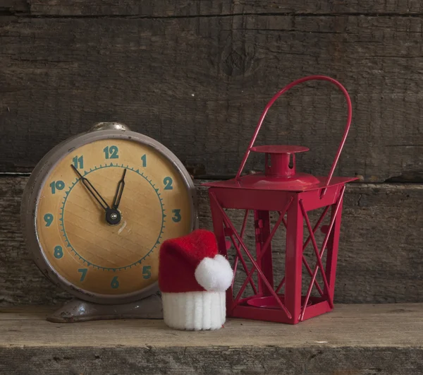 Fondo de vacaciones de Navidad con sombrero de Santa y decoraciones. —  Fotos de Stock