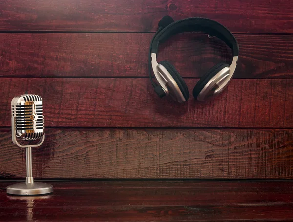 Microphone et écouteurs sur fond en bois — Photo