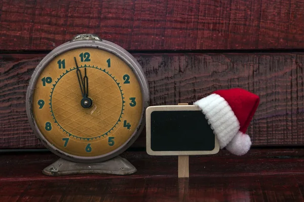 Reloj despertador vintage y decoración de Navidad en el fondo de madera —  Fotos de Stock