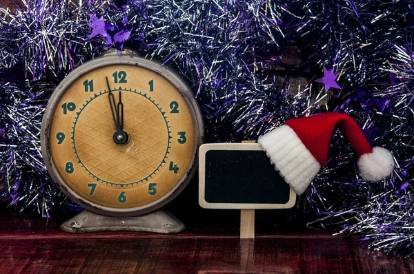 Reloj despertador vintage y decoración de Navidad en el fondo de madera — Foto de Stock