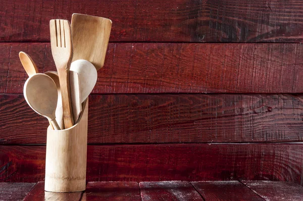 Träsked och gaffel på bordet — Stockfoto