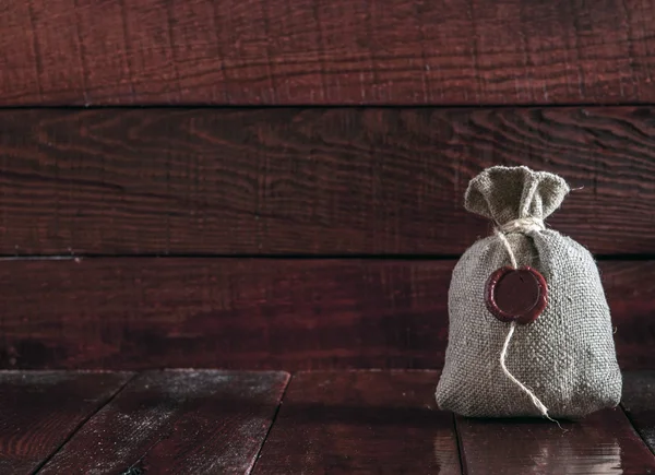 Alter Schreibtisch mit Kaffeebohnen und Sack — Stockfoto