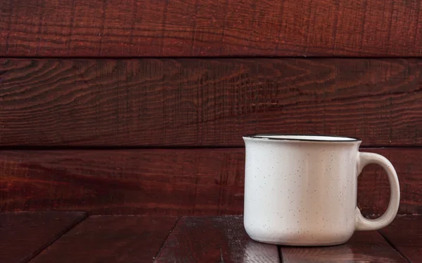 Tazas de colores sobre el fondo de madera —  Fotos de Stock