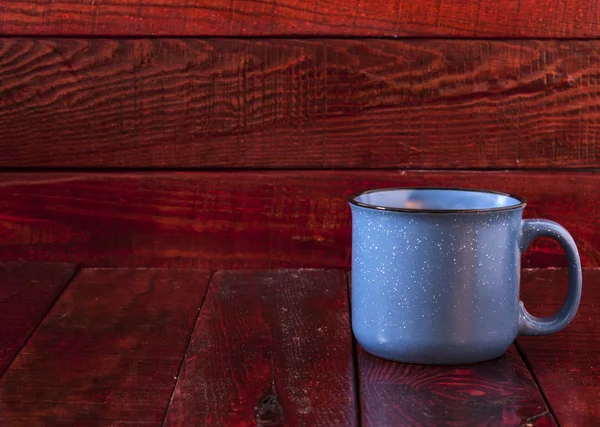 Tazas de colores sobre el fondo de madera —  Fotos de Stock