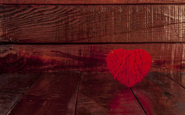 Κόκκινο κουβάρι στο σχήμα της καρδιάς — Φωτογραφία Αρχείου