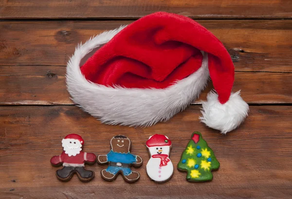 Kerstkoekjes op de houten achtergrond — Stockfoto