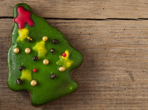 Biscoitos de Natal no fundo de madeira — Fotografia de Stock