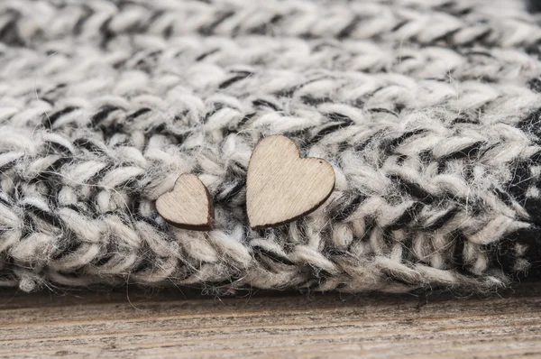 Corações de madeira no lenço de lã — Fotografia de Stock