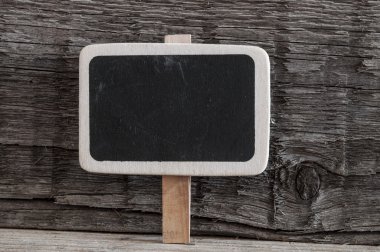 Ahşap arkaplanda boş küçük siyah karatahta