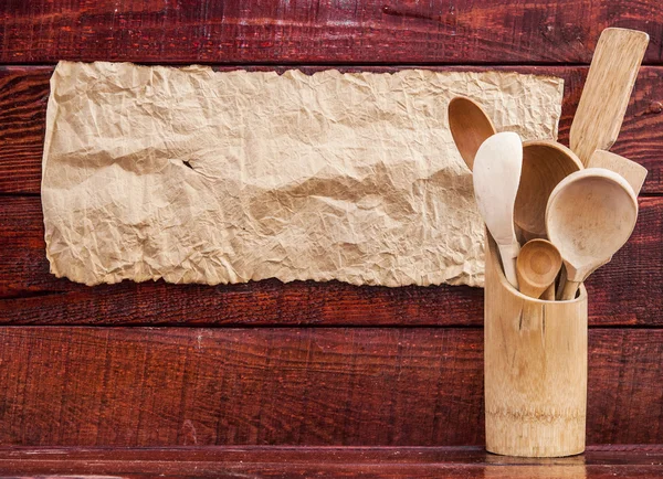 Utensilios de cocina sobre fondo de mesa de madera con papel para policía —  Fotos de Stock