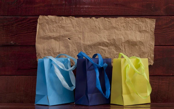 Bolsa de compras sobre fondo de madera —  Fotos de Stock