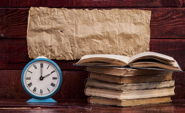 Eski kitaplar ile çalar saat kazık — Stok fotoğraf