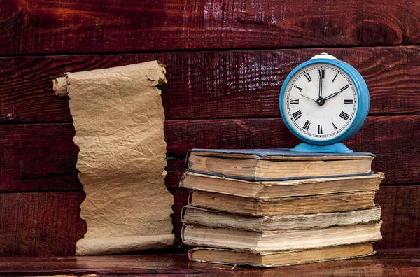 Eski kitaplar ile çalar saat kazık — Stok fotoğraf