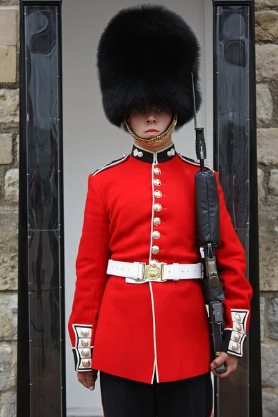 Regina Guardia di Londra in uniforme rossa in piedi al suo posto — Foto Stock