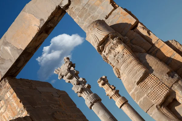 Achaemenid Lamassu őrzés a bejárati kapu minden nemzet Persepolis — Stock Fotó