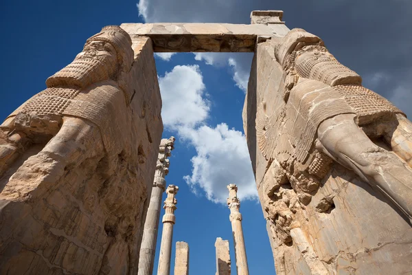 Persepolis Shiraz bulutlarda beyaz ile mavi gökyüzü karşı Lamassu heykelleri