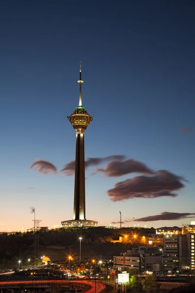 Tahran bulutlu mavi gökyüzü karşı alacakaranlıkta manzarası Milad Kulesi