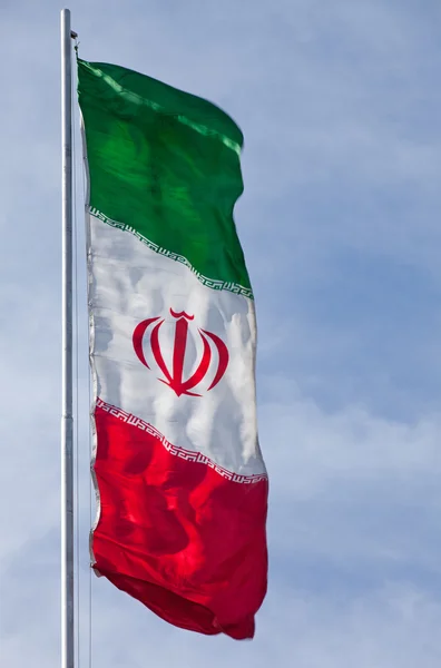 Iranische Flagge weht im Wind vor blauem Himmel mit Kopierraum — Stockfoto