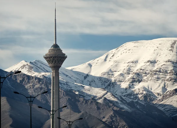 Milad Torre de Teherán en frente de las montañas de Alborz cubiertas de nieve —  Fotos de Stock