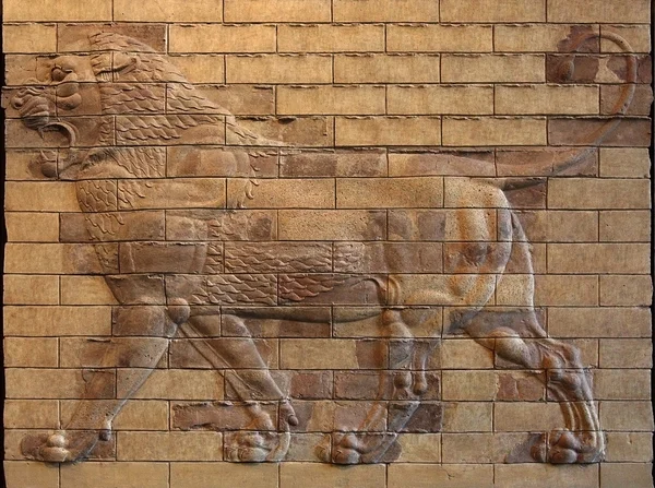 Персидский Ахеменидский лев Bas Relief на формованных терракотовых кирпичей — стоковое фото