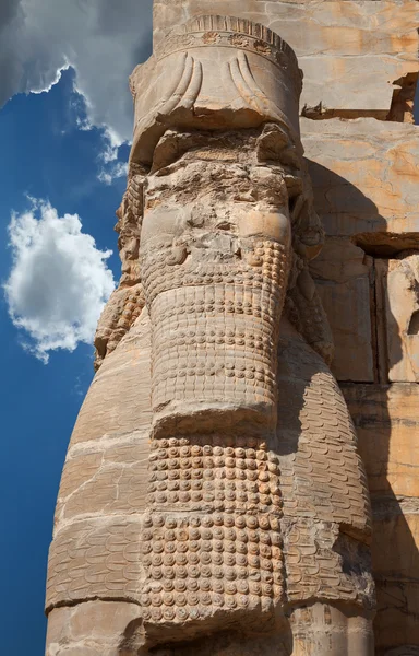 Persan Lamassu figure de l'ancienne Persépolis d'Iran contre le ciel bleu — Photo