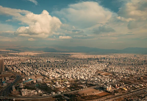 Şehir Tahran yukarıdan günbatımı sıcak ışık altında — Stok fotoğraf